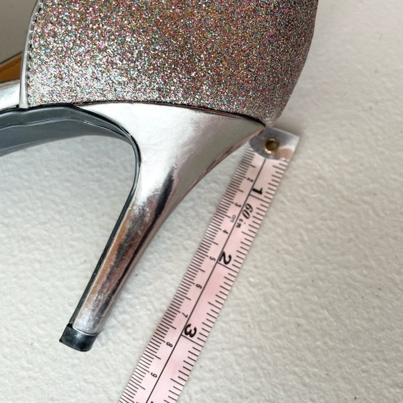 Marc Fisher Joey3 Silver Multitexture peep-toe heels, size 7.5M - Picture 6 of 6